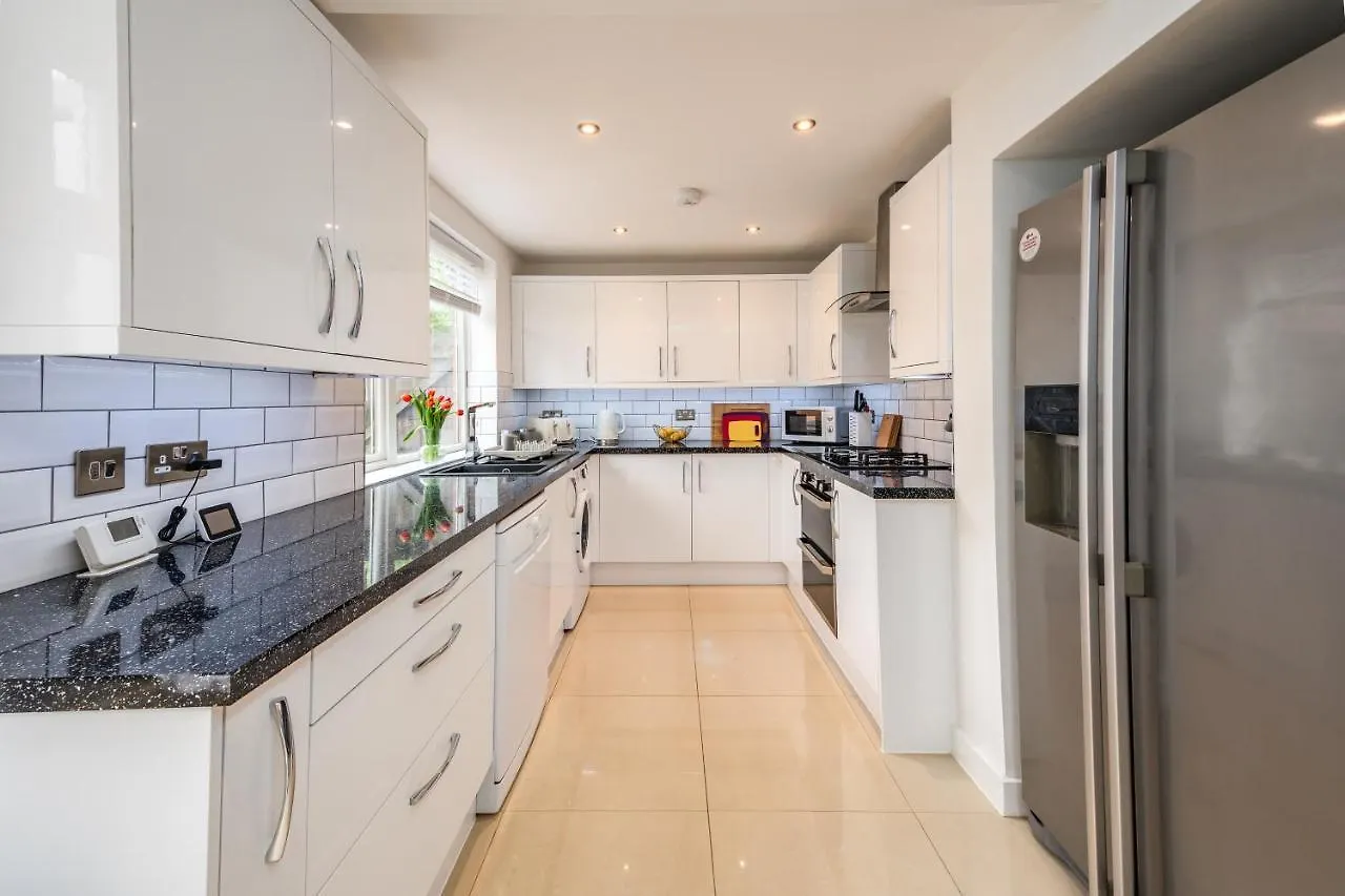 Stylish North Cambridge 4 Bed House Apartment Milton  0*, Milton (Cambridgeshire)